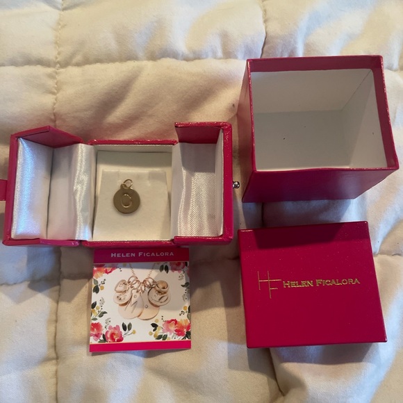 Helen Ficalora “C” charm 14K Gold Pendant Charm. With box and certificate. - Picture 2 of 7
